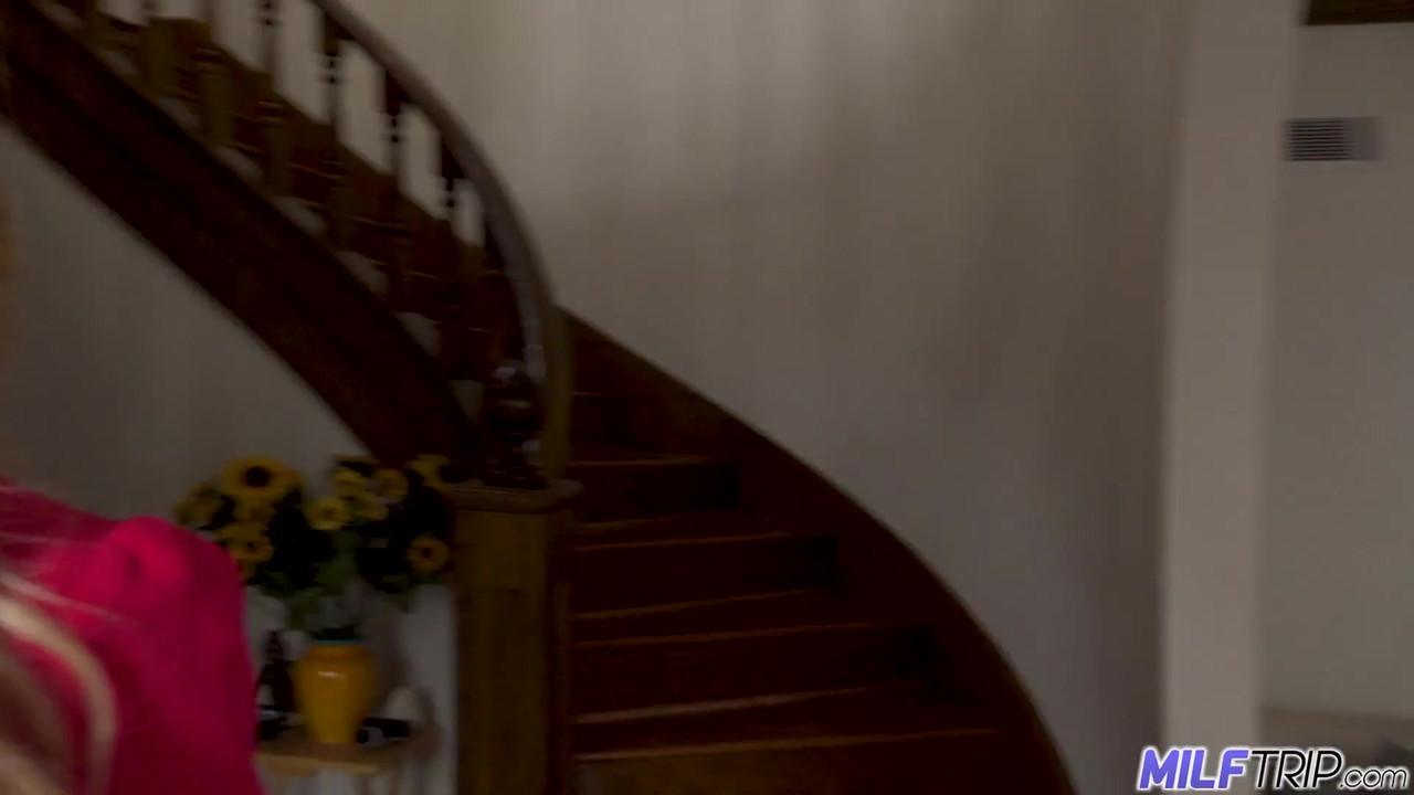 熟女ブランディ愛はインタビュー後に中出しされます