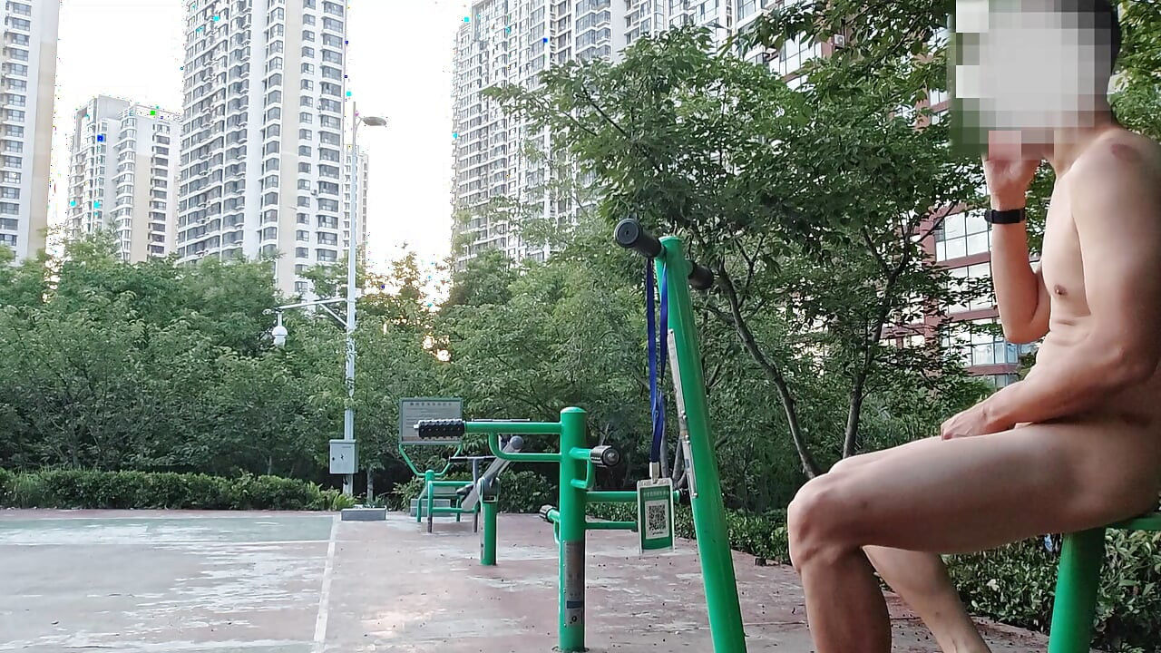 白天在公共健身区当众裸体锻炼，手淫，射精