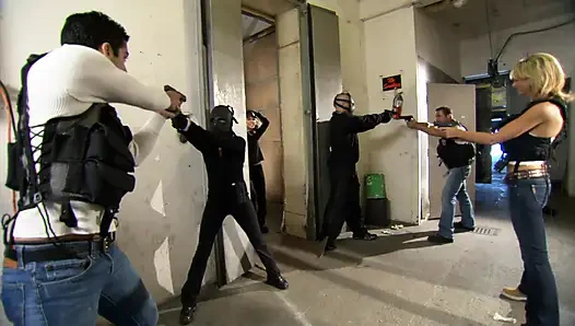 Büyük memeli bebek minibüste sikiliyor