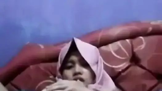 hijab tudung jilbab naughty girl fingers her pussy