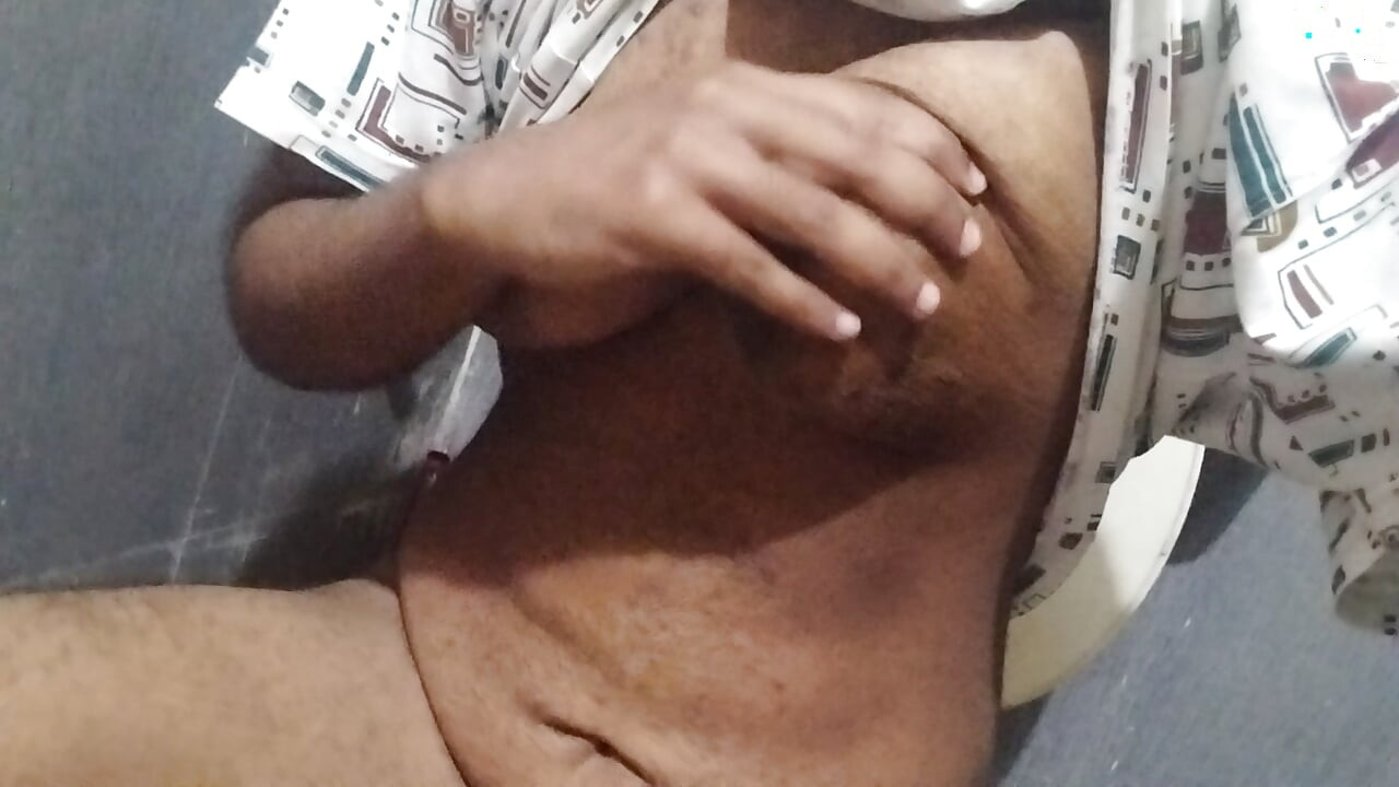 बड़े chucho वाली भारतीय बेब पेशाब करते हुए अपने स्तन और चूत के साथ खेल रही है
