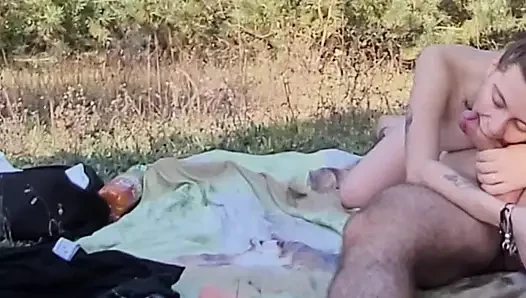 публичный минет с глубокой глоткой на улице