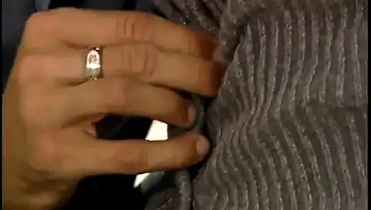 Sarışın genç kız ıslak amcığını siktiriyor