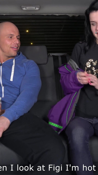 Magrinha vagabunda está balançando seus peitos pequenos em um pau enorme na van