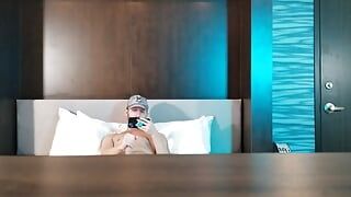 Jake Grand masturbando pau enorme no quarto de hotel