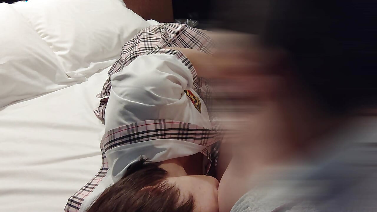 Es fühlt sich so gut an, dass ich nicht aufhören kann, meine Hüften zu schütteln. Süßes college-mädchen in uniform, cowgirl-position, von unten penetriert, creampie
