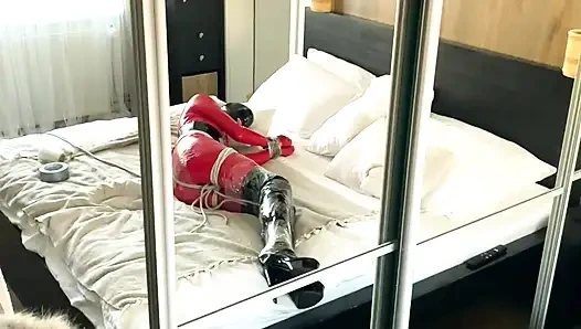 БОНДАЖ НА ВЫСОКИХ КАБЛУКАХ В КРАСНОМ ЛАТЕКСЕ