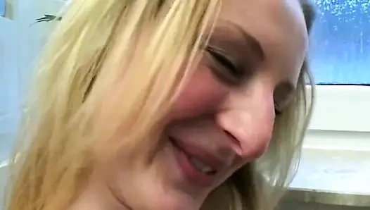Blondes schätzchen lutscht schwanz und reitet lila dildo hart