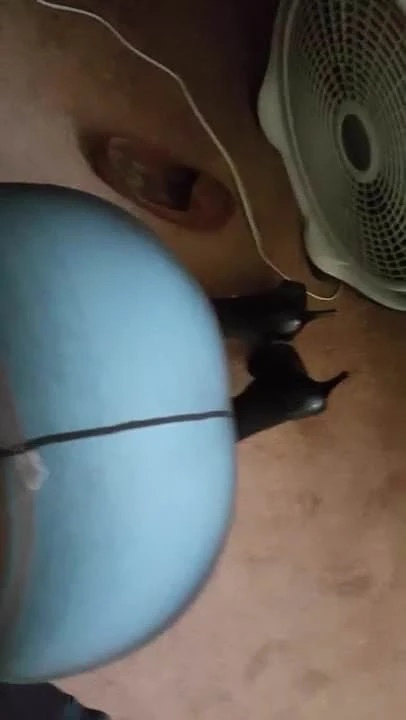 Getting some head from a big girl in pantyhose tights