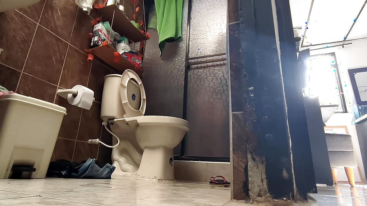 Model kayıp minik bir yabancıyı şovunda göstermek için kandırıyor