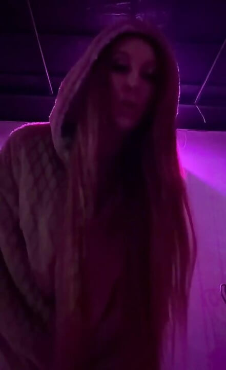 Uno, un cigarrillo con bikini y una chaqueta en el club