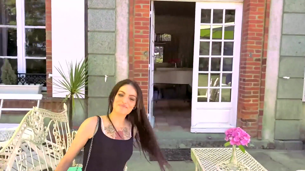 彼女は彼氏の前で老人と関係を持った