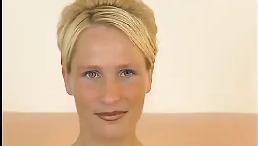 Blonde cutie dildoing her cunt in vintage solo video