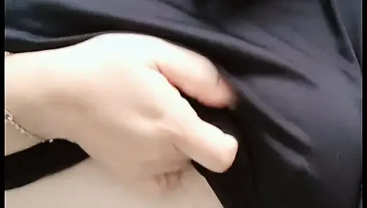 Datang dan sentuh payudara asli ini, aku benar-benar ingin merasakan tanganmu di atasnya