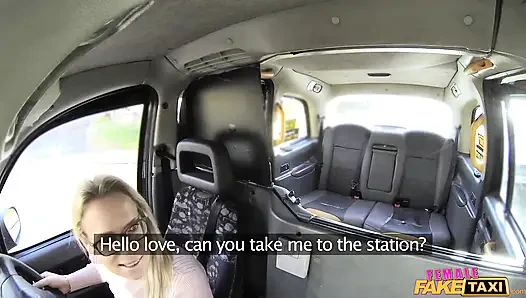 Female Fake Taxi - женщина-водитель заполняет обе дырки