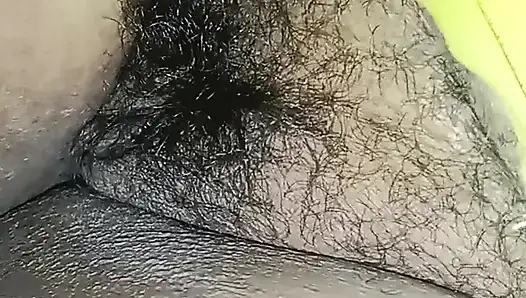 Aku membelai vagina tebal istriku. Bagian 1