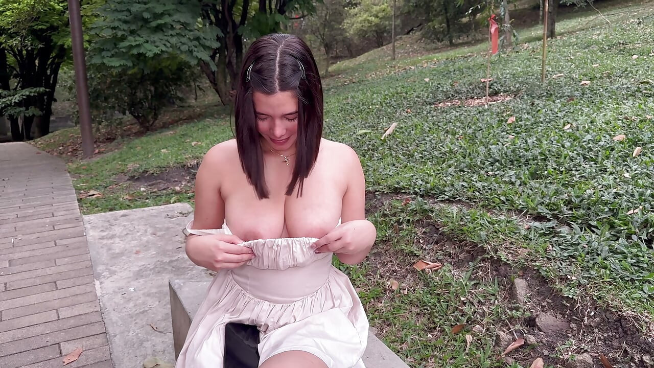 A Stranger Sucks My Cock in a Park in Sight of Everything Only for Me to Penetrate Her Hard and Fill Her Mouth with Cum