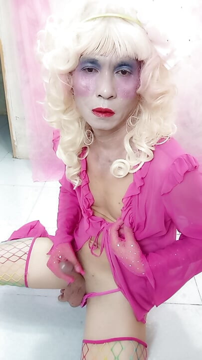 섹시한 옷을 입은 트랜스젠더 Oanh Le, 포르노, 부드럽게 자지 주무르기 너무 행복해