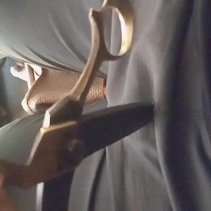 インドの男の妻の膣マッサージオイル