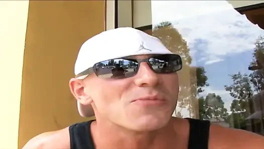 Harter polierter cooter von böser MILF-muschi, sperma-eimer sieht wenig voll von sperma im gesicht aus