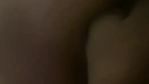 Межрасовый разговор Черная горсть в ее хорошеньком очке белой девушки с большой шикарной задницей