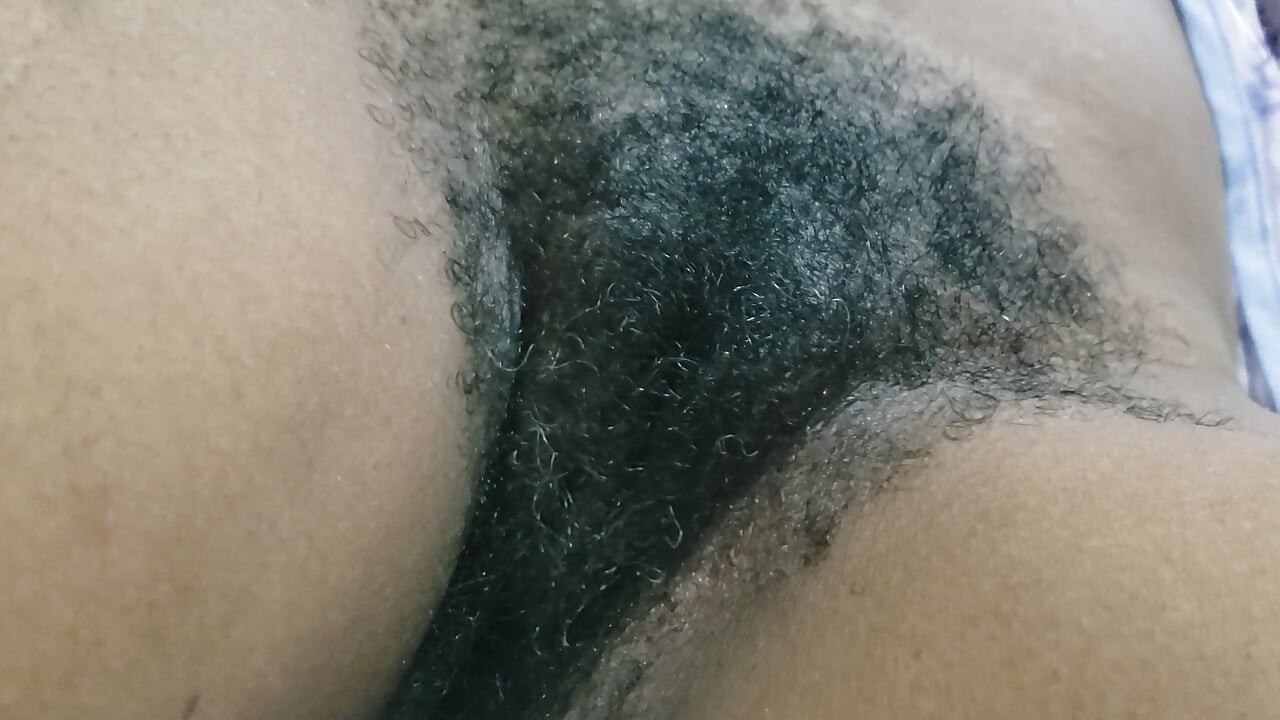 La vie secrète passionnée d’une tentatrice mature pendant qu’une grosse MILF à la chatte poilue et sexy se fait baiser derrière les portes closes