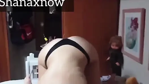 Teen kann nicht aufhören, eier zu blasen, lutschen. Shanaxnow