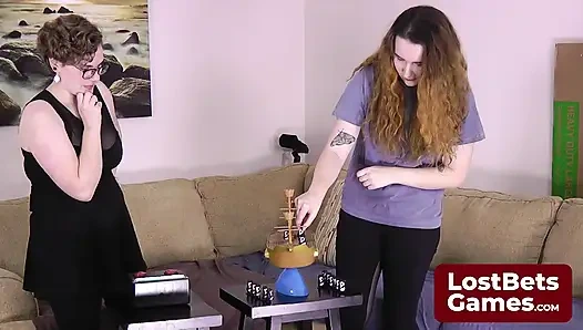 Striptiz yapan korsan penguenler ihtiyatlı oyun oyunu genişletiyor