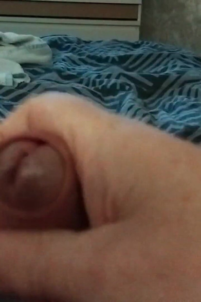 友人はベッドに横たわり、大きなチンコで遊んでいます