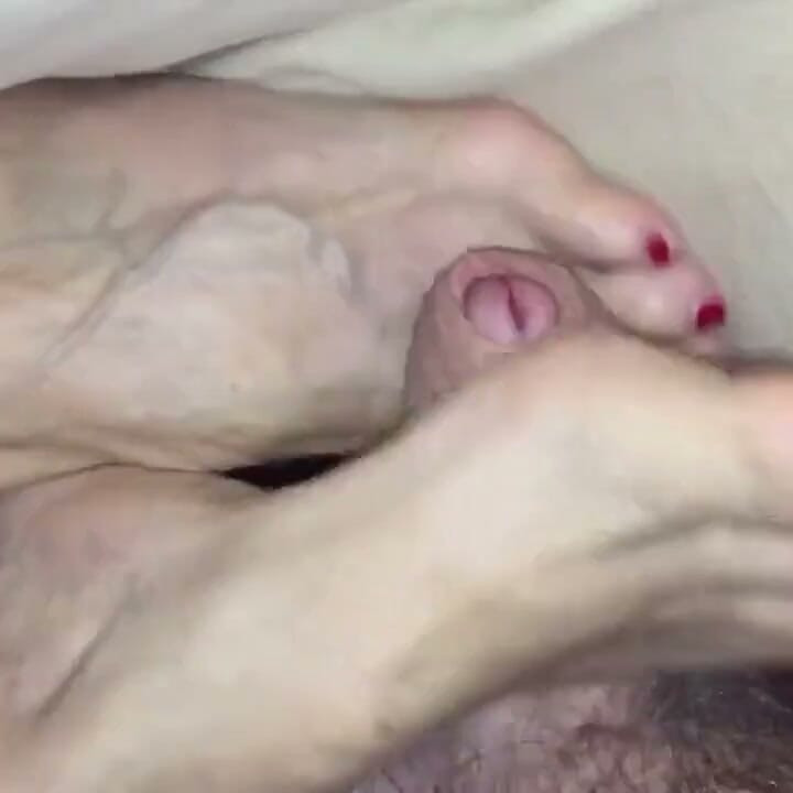 Aunty Annette ger en footjob på morgonen
