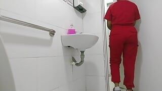 La caser registra l'infermiera in bagno