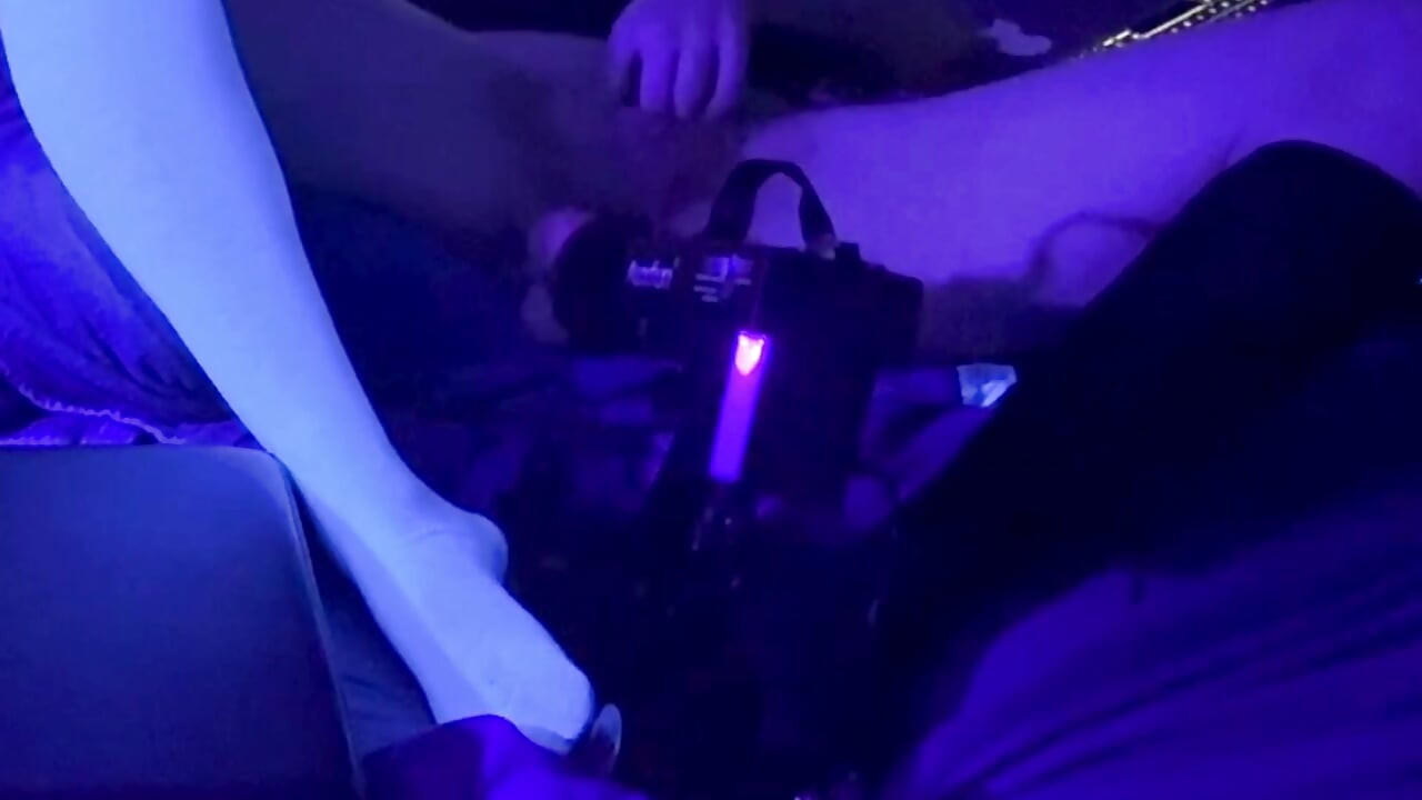 S1uttranspup leva um vibrador de 9 polegadas em uma sala blacklit