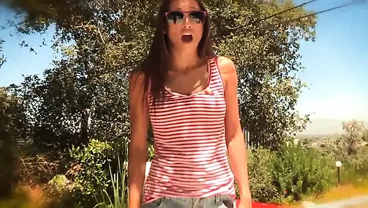 Sie steckt ihre hand im schwimmbad an ihre muschi