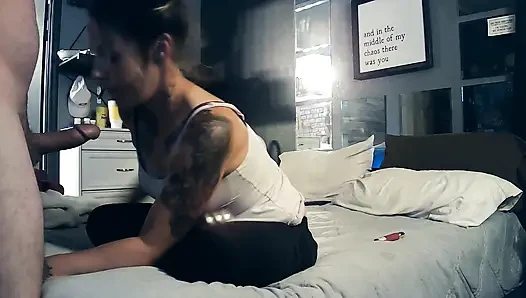 Istri seksi lagi asik nyepong kontol