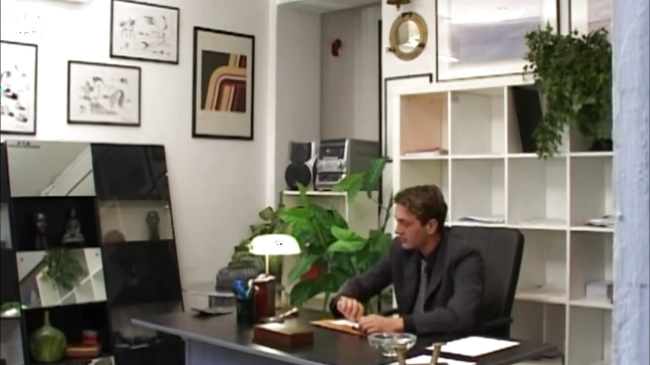 La secrétaire est en retard pour faire amende et se fait baiser par son patron.