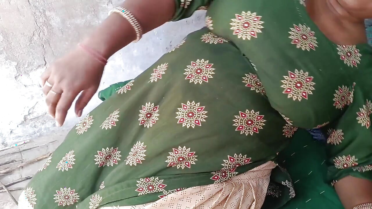 Tek vjenčana seljanka Desi Bhabhi dobila je svoju usku guzicu koju je njezin šogor s ljubavlju pojebao
