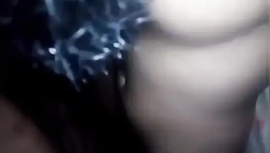 Mükemmel Hintli kız büyük göğüslerini emiyor ve üvey erkek kardeşi tarafından sikişiyor
