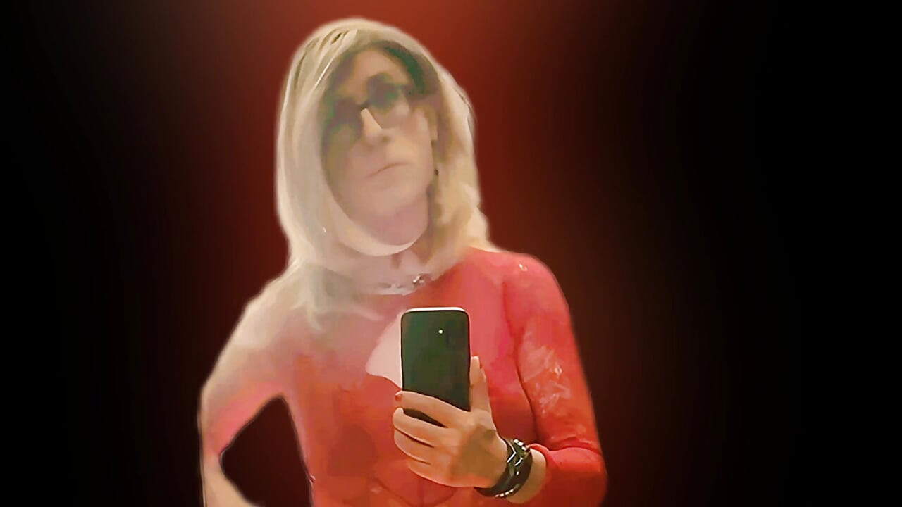 Sasha ทีวีผู้ใหญ่เล่นคนเดียวกับของเล่นในชุดชั้นในพร้อมน้ําเงี่ยนไหลเยิ้ม