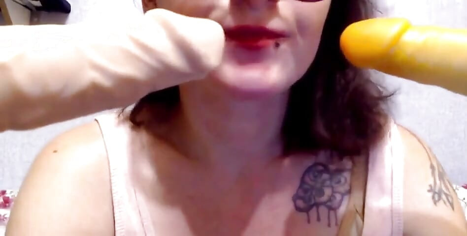 딜도 2발을 동시에 빨아