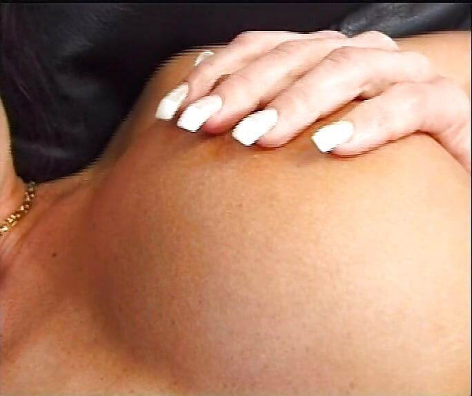 O gagică perfectă cu țâțe mari din Germania are parte de spermă pe țâțele ei