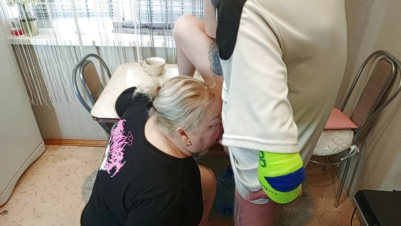 in the afternoon, I fuck my neighbor in the mouth in the kitchen and cum