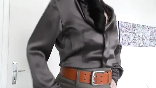 Aufregender gürtel fitting mit einem leinenrock, teil 1, lady victoria Valente