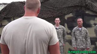 Wojskowa orgia na twarzy podczas treningu
