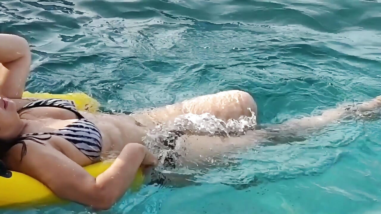 We come back from the beach and stepmom puts her huge dildo, I want to fuck her and I cum in her pussy