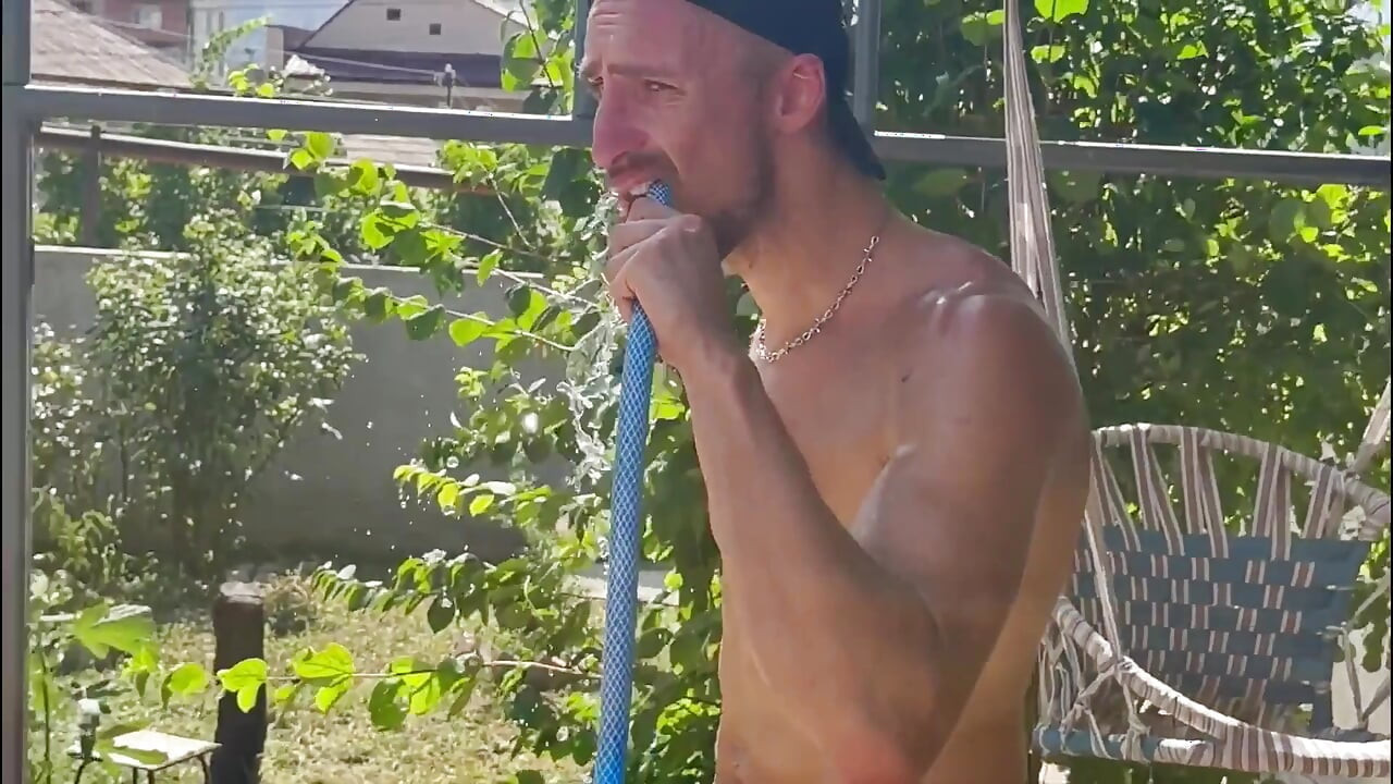 园丁激起了我, 我在院子里的秋千上把自己交给了他.