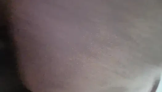 Kız arkadaşım sevimli küçük ayaklarıyla beni azdırıyor, bu yüzden sikimi ağzına sokuyorum