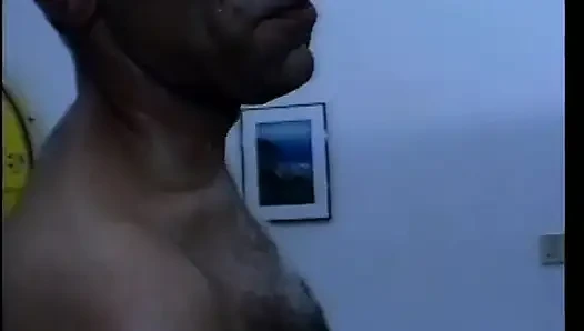Drei geile typen in der dusche bekommen süße blowjobs von einem heißen schätzchen und ficken sie im bett