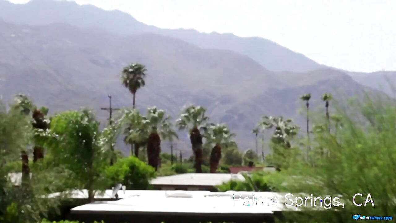 Havuz başında büyük bir yarağın tadını çıkarıyor