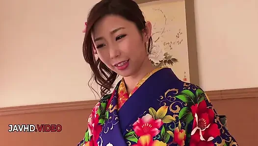 Dampfende japanische frau im kimono gibt heißen blowjob vor der kamera