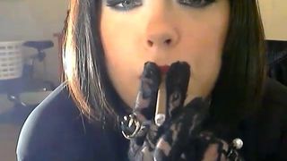 Tina snua fumando mores en guantes de encaje - bbw fetish smoker
